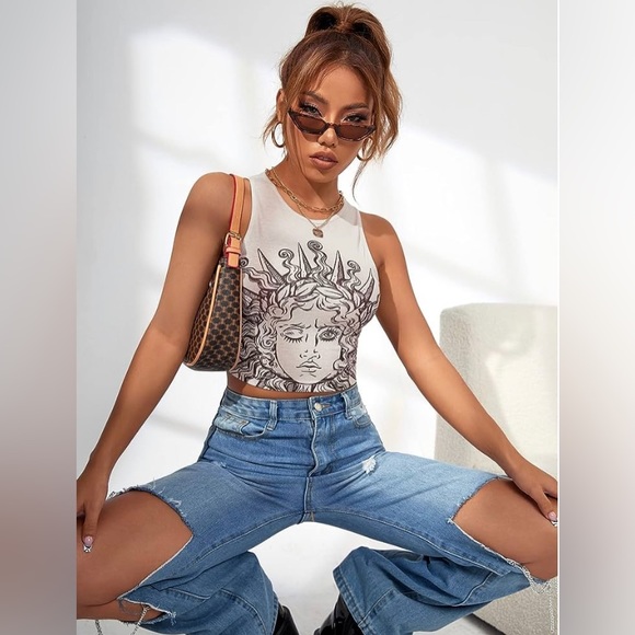 Graphic Cropped Tank Top - Picture 3 of 7